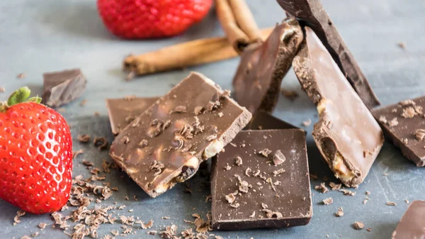 Süt ve acı çikolata çilek ve nane yaprakları ile