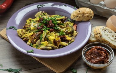 Kurutulmuş domates ve ev pişmiş mal yumurtayla karıştırılmış