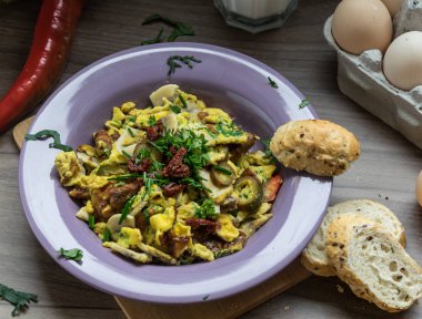 Kurutulmuş domates ve ev pişmiş mal yumurtayla karıştırılmış