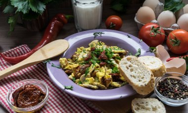 Kurutulmuş domates ve ev pişmiş mal yumurtayla karıştırılmış