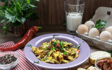 Kurutulmuş domates ve ev pişmiş mal yumurtayla karıştırılmış