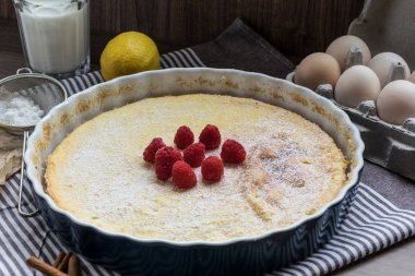 Ahududu ve limon ile ev yapımı peynirli kek. Hassas tatlı kahve için