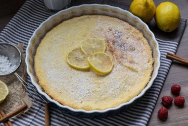 Ahududu ve limon ile ev yapımı peynirli kek. Hassas tatlı kahve için