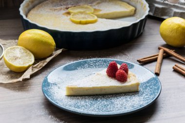 Ahududu ve limon ile ev yapımı peynirli kek. Hassas tatlı kahve için