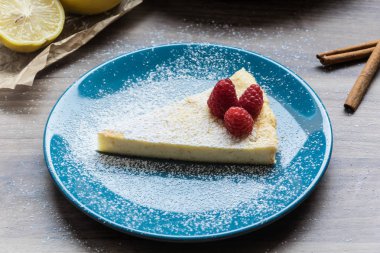 Ahududu ve limon ile ev yapımı peynirli kek. Hassas tatlı kahve için