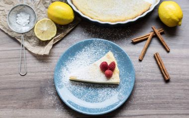 Ahududu ve limon ile ev yapımı peynirli kek. Hassas tatlı kahve için