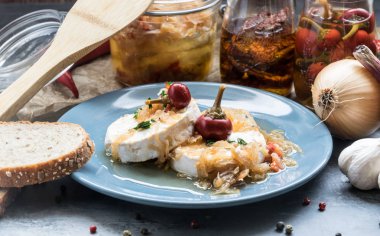 Soğan ve acı biber ile Camembert kalıp beyaz peynir. Lezzetli aperatif