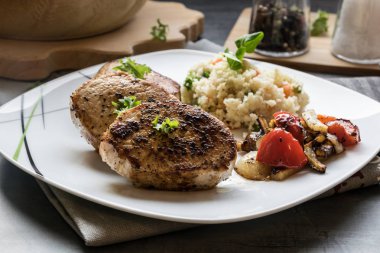 Domuz eti madalyon ızgara sebzeler ve sebze kuskus ile. Mükemmel gıda