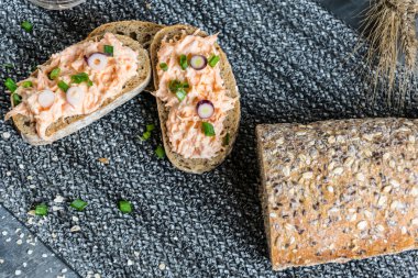 Lezzetli havuç lor ile ev yapımı ekmek taze soğan ile yayıldı