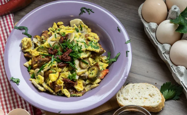 Kurutulmuş domates ve ev pişmiş mal yumurtayla karıştırılmış