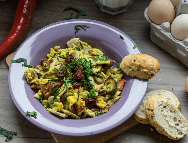 Kurutulmuş domates ve ev pişmiş mal yumurtayla karıştırılmış