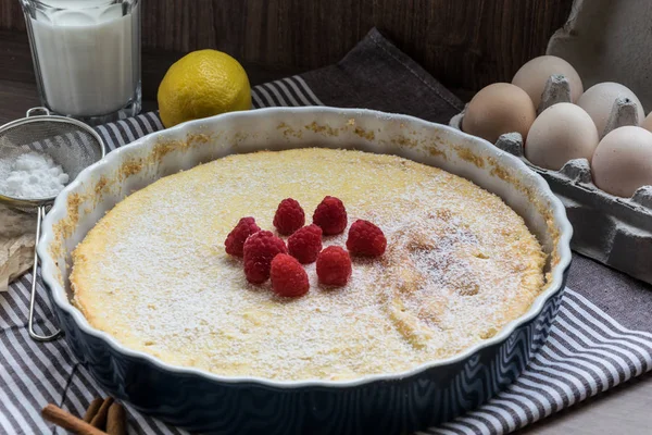 Ahududu ve limon ile ev yapımı peynirli kek. Hassas tatlı kahve için