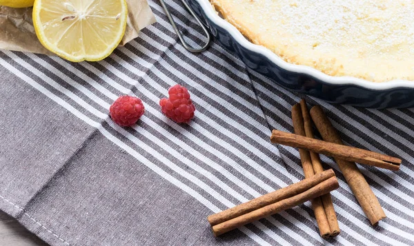 Ahududu ve limon ile ev yapımı peynirli kek. Hassas tatlı kahve için