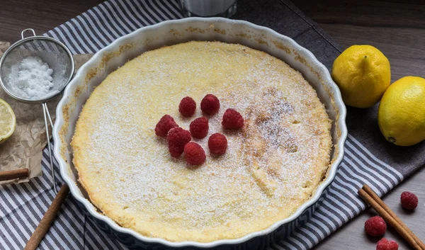 Ahududu ve limon ile ev yapımı peynirli kek. Hassas tatlı kahve için