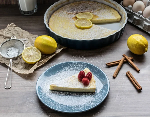 Ahududu ve limon ile ev yapımı peynirli kek. Hassas tatlı kahve için