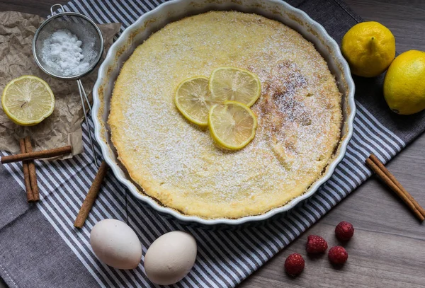 Ahududu ve limon ile ev yapımı peynirli kek. Hassas tatlı kahve için