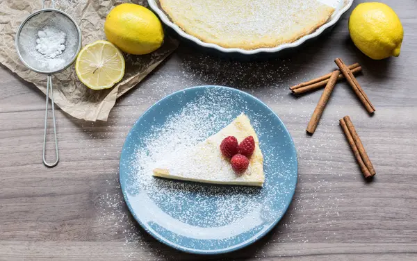 Ahududu ve limon ile ev yapımı peynirli kek. Hassas tatlı kahve için