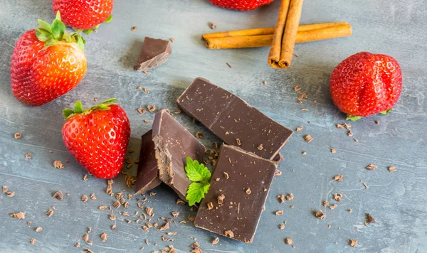 Süt ve acı çikolata çilek ve nane yaprakları ile