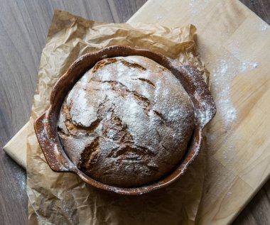 Mükemmel gevrek ev yapımı bir pişirme çanağı ekmek