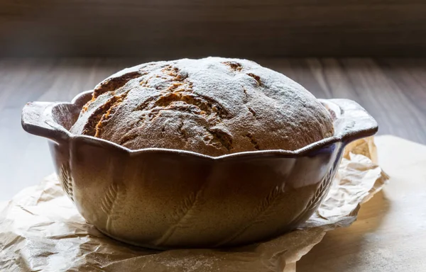 Отличный хрустящий домашний хлеб, испеченный в выпечке. — стоковое фото