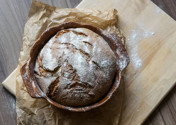 Отличный хрустящий домашний хлеб, испеченный в выпечке. — стоковое фото