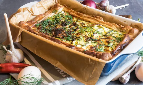 Große hausgemachte Zucchini-Kuchen mit Dill und saurer Sahne — Stockfoto