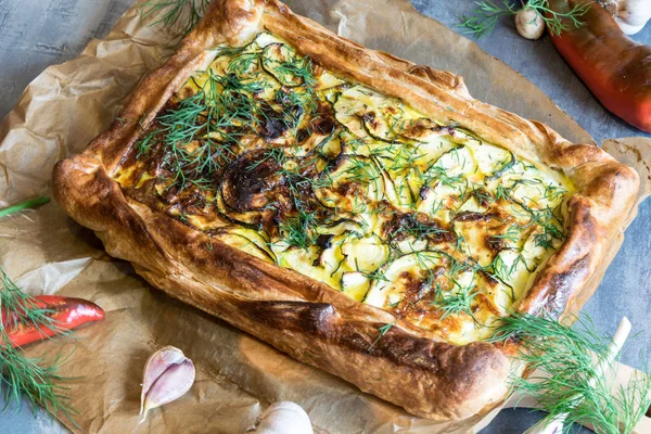 Große hausgemachte Zucchini-Kuchen mit Dill und saurer Sahne — Stockfoto