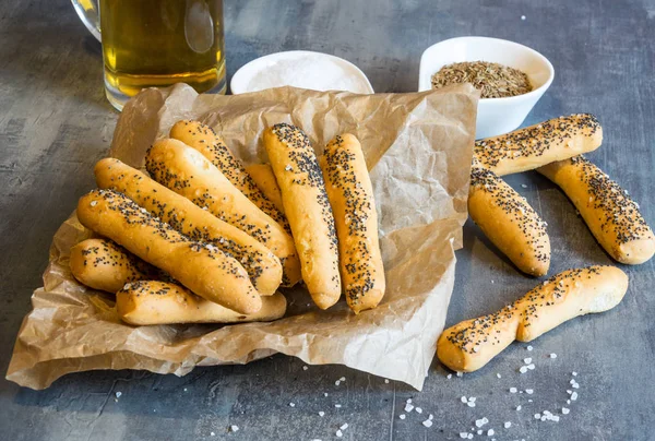 Tuz ve haşhaş tohumu ile ev yapımı tuzlu pasta. Bira tamamlayacak bir olduğu gibi mükemmel
