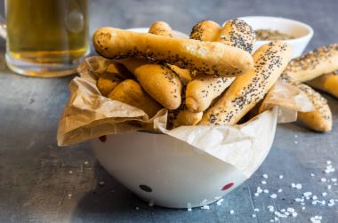 Ev tuz ve haşhaş tohumu ile tuzlu pasta yaptı. Bira tamamlayacak bir olduğu gibi mükemmel