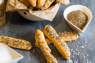 Ev tuz ve haşhaş tohumu ile tuzlu pasta yaptı. Bira tamamlayacak bir olduğu gibi mükemmel