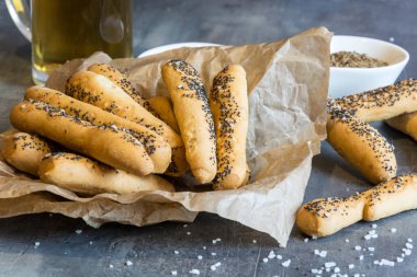 Ev tuz ve haşhaş tohumu ile tuzlu pasta yaptı. Bira tamamlayacak bir olduğu gibi mükemmel