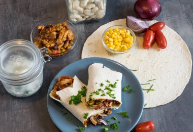 Domuz eti, fasulye, kırmızı soğan ve Mısır karışımı ile buğday tortilla