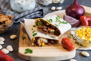 Domuz eti, fasulye, kırmızı soğan ve Mısır karışımı ile buğday tortilla