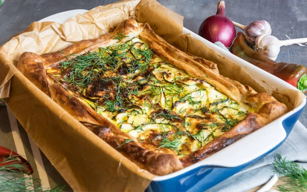 Große hausgemachte Zucchini-Kuchen mit Dill und saurer Sahne — Stockfoto