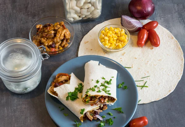 Domuz eti, fasulye, kırmızı soğan ve Mısır karışımı ile buğday tortilla