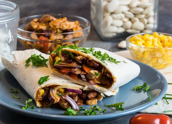 Domuz eti, fasulye, kırmızı soğan ve Mısır karışımı ile buğday tortilla