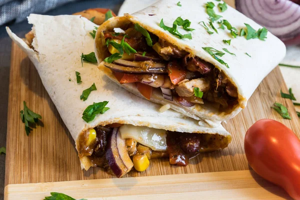 Domuz eti, fasulye, kırmızı soğan ve Mısır karışımı ile buğday tortilla