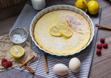 Ahududu ve limon ile ev yapımı peynirli kek. Hassas tatlı kahve için
