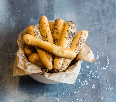 Ev tuz ve haşhaş tohumu ile tuzlu pasta yaptı. Bira tamamlayacak bir olduğu gibi mükemmel