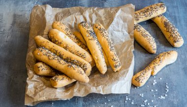 Ev tuz ve haşhaş tohumu ile tuzlu pasta yaptı. Bira tamamlayacak bir olduğu gibi mükemmel
