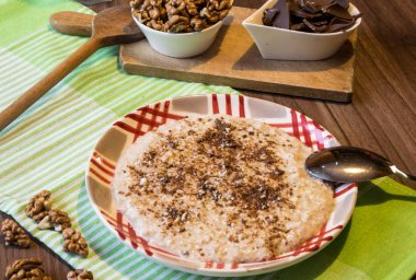 Lezzetli yulaf ezmesi çikolata ve ceviz. Mükemmel kahvaltı