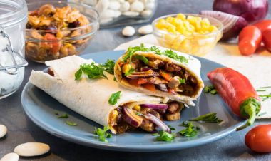 Domuz eti, fasulye, kırmızı soğan ve Mısır karışımı ile buğday tortilla