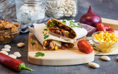 Domuz eti, fasulye, kırmızı soğan ve Mısır karışımı ile buğday tortilla