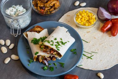 Domuz eti, fasulye, kırmızı soğan ve Mısır karışımı ile buğday tortilla