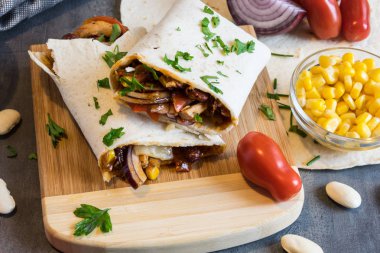 Domuz eti, fasulye, kırmızı soğan ve Mısır karışımı ile buğday tortilla