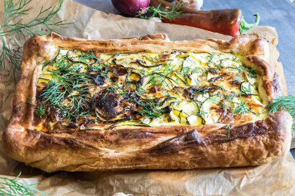 Große hausgemachte Zucchini-Kuchen mit Dill und saurer Sahne — Stockfoto