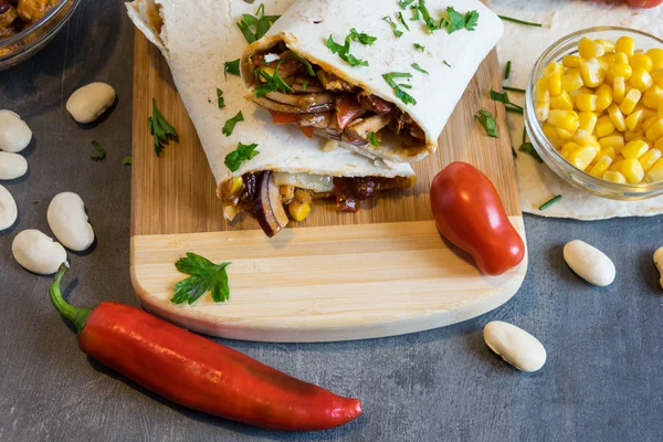 Wheat tortilla with a mixture of pork, beans, red onion and corn — Stock Photo, Image
