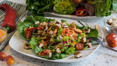 gevrek kruton ve Fransız sosu ile taze sebze salatası