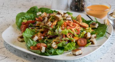 gevrek kruton ve Fransız sosu ile taze sebze salatası