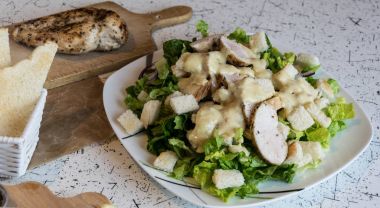 Mükemmel Sezar salatası kavrulmuş pasta ve tavuk parmesan peyniri ile serpilir,